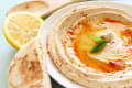 Hummus mit Brot und Tomatensalat