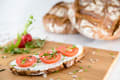 Frischkäsebrot mit Tomaten