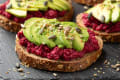 Vollkornbrot mit Rote Bete-Hummus und Avocado