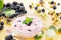 Griechischer Joghurt mit Dinkelcrackern und Brombeeren (mit veganer Option)