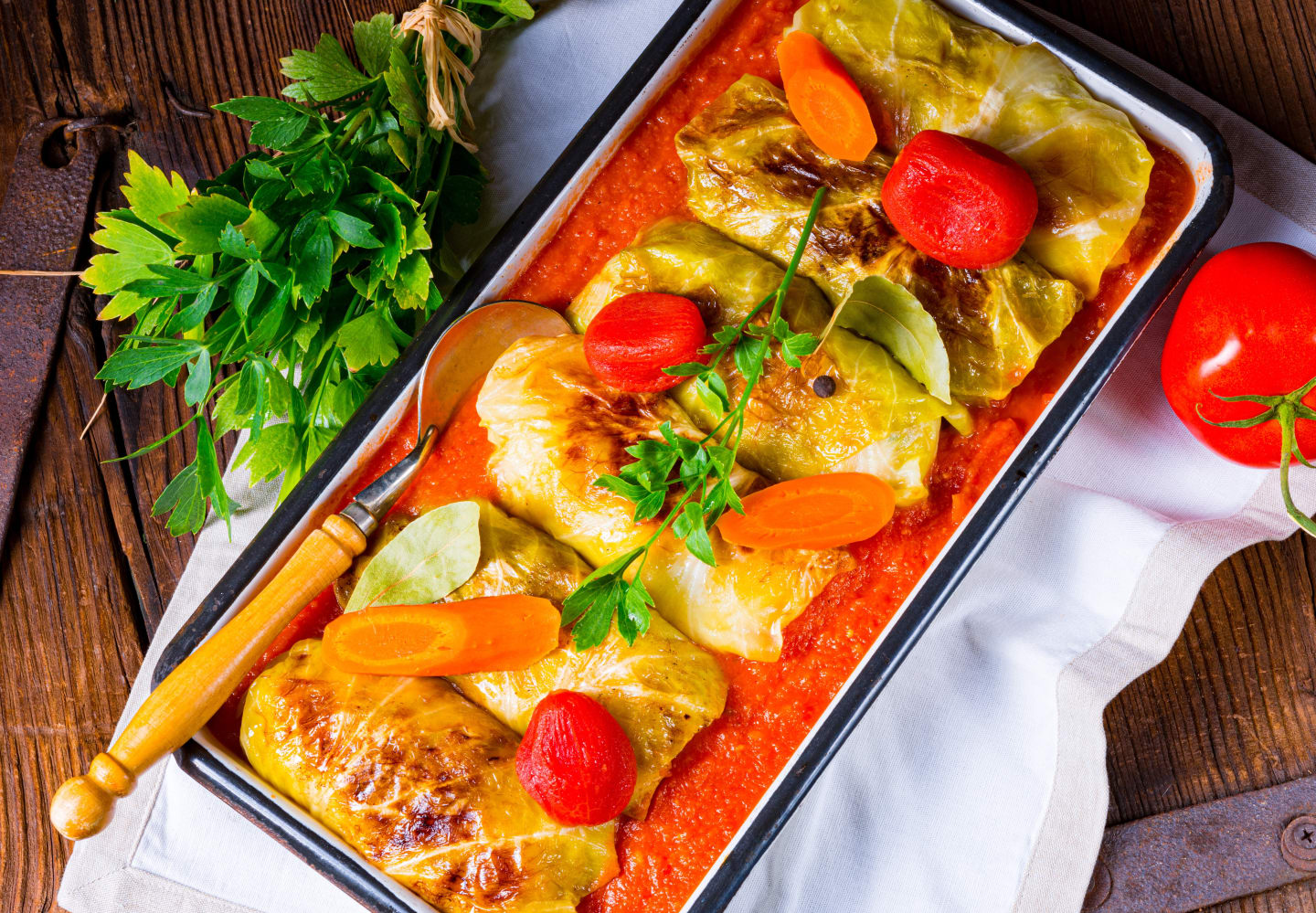 Wirsingrouladen mit Tomatensoße (gefüllt mit Hackfleisch oder Hack aus Erbsenprotein)
