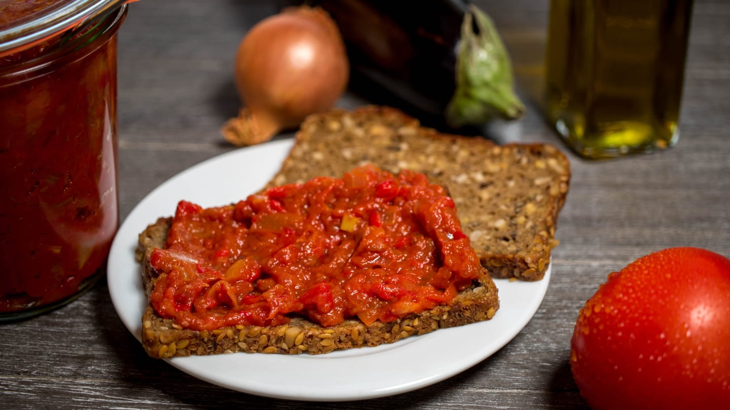 Brot mit Tomatenaufstrich
