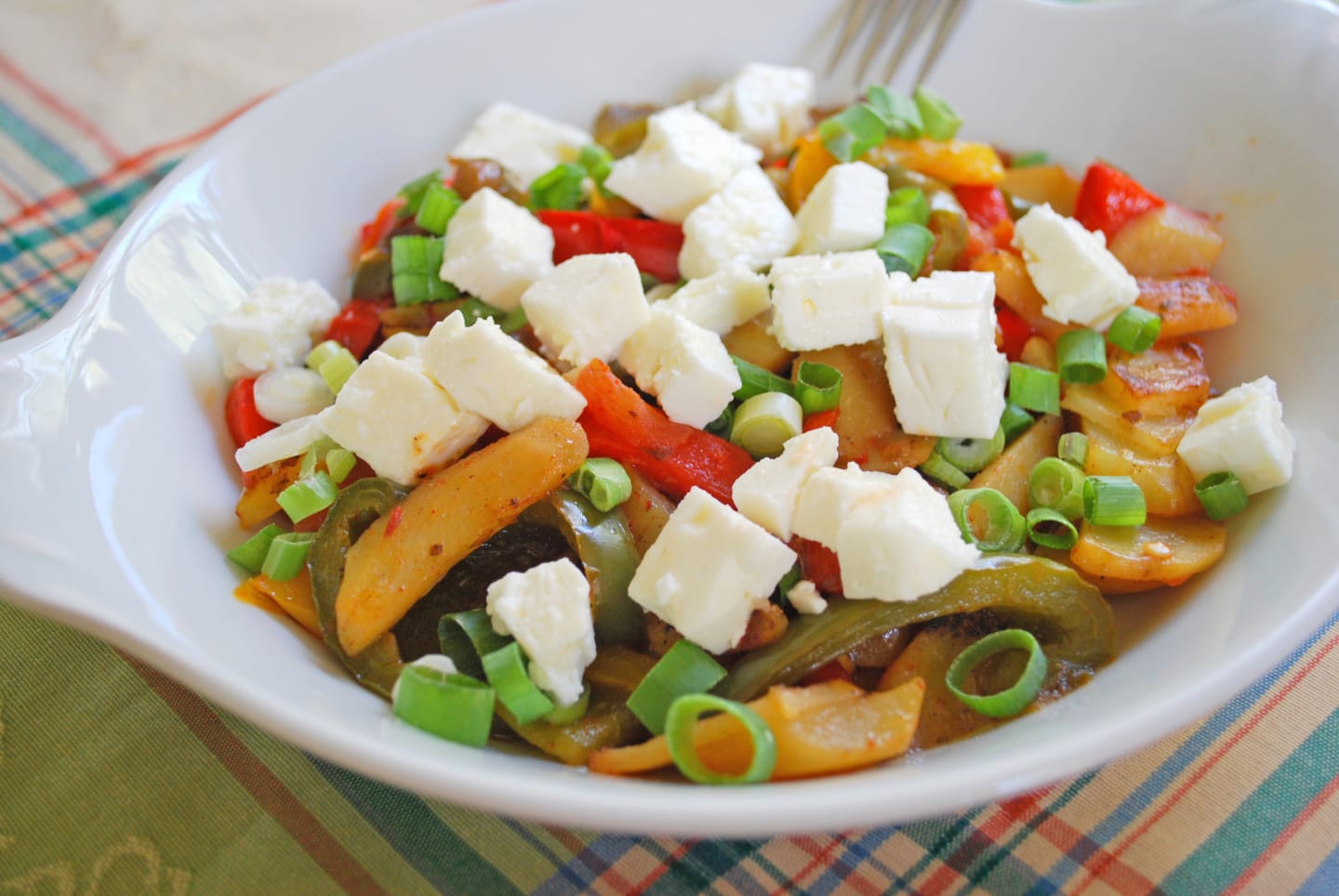 Gemüsepfanne mit Paprika, Erbsen und Lauch (optional mit Feta)