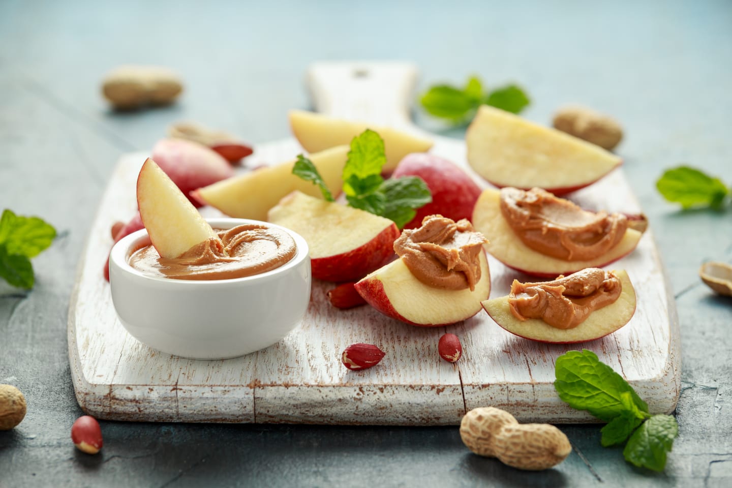 Rezept: Apfelringe mit Erdnussbutter und Himbeersoße | HausMed Rezept: Apfelringe mit Erdnussbutter und Himbeersoße | HausMed