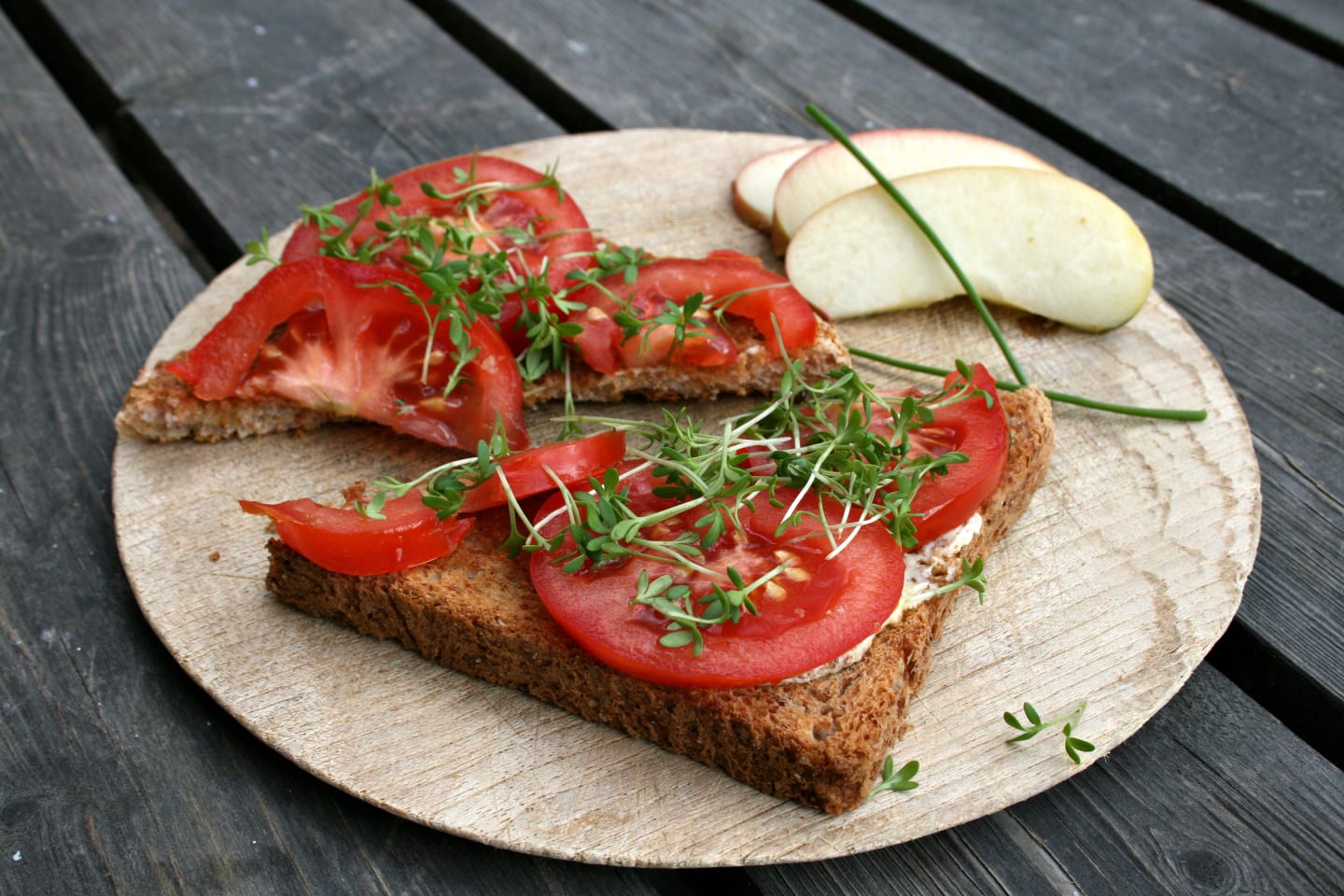 Vollkorntoast mit Tomaten und Frischkäse