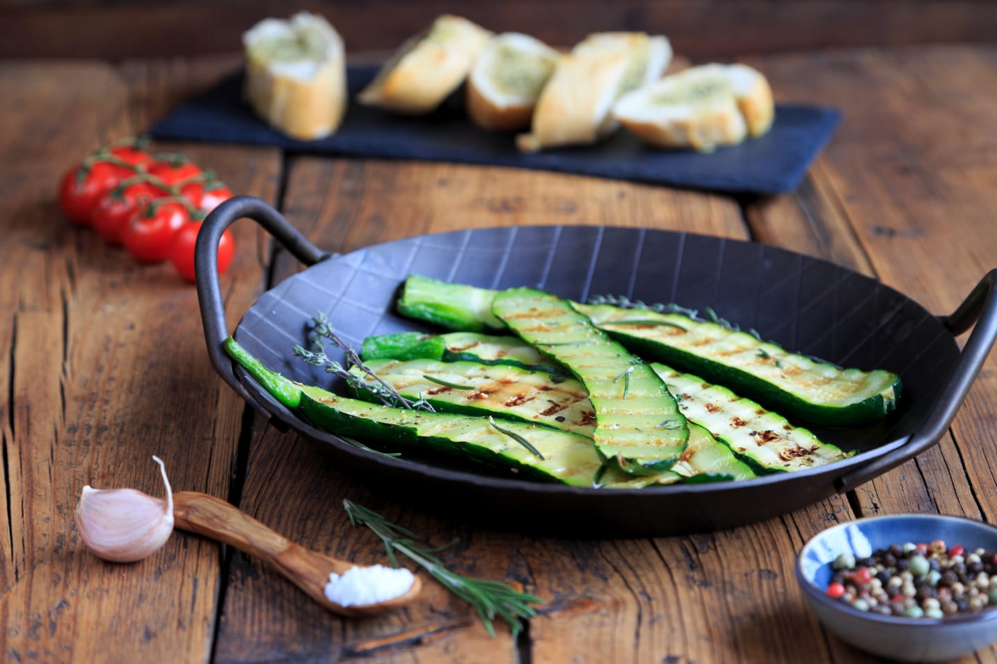 Gegrillte Zucchini mit Fladenbrot