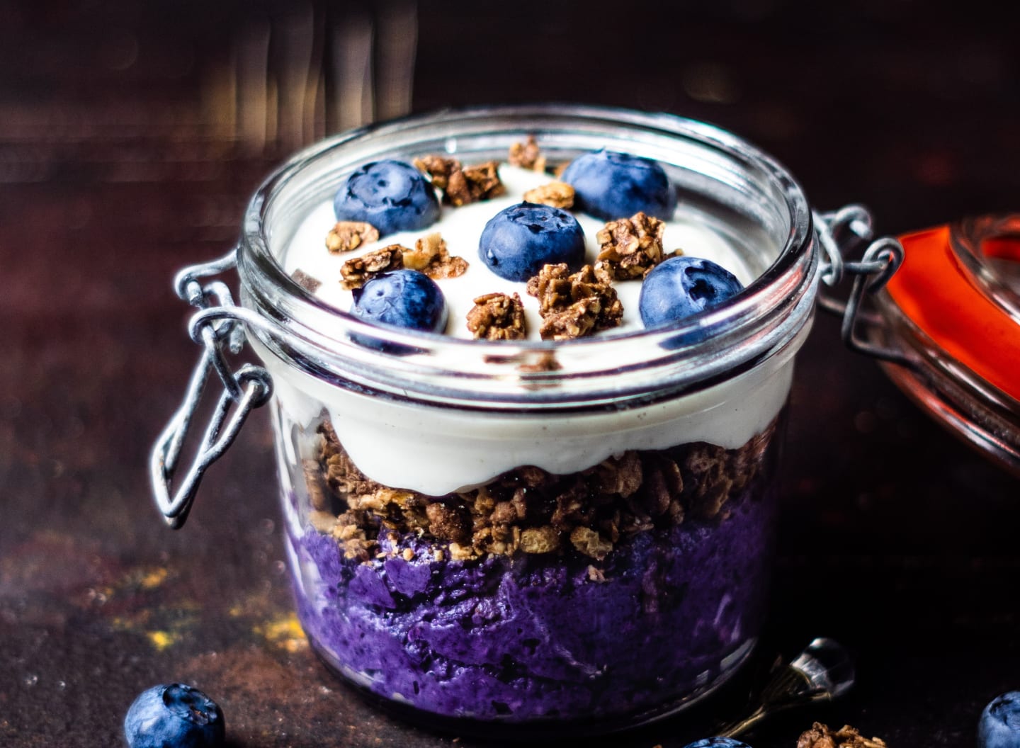 Blaubeer-Chiapudding mit Schoko Crunch