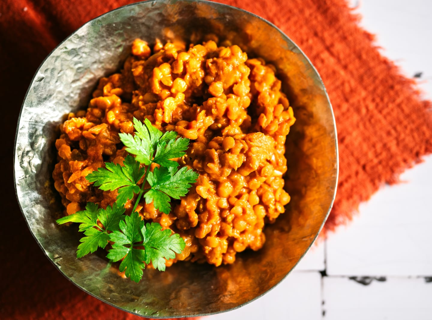 Rotes Linsen Dal mit Fladenbrot