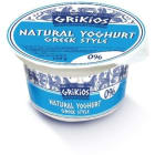 Jogurt grecki 0% tłuszczu 150g – Grikios. Zawiera o połowę mniej kalorii niż klasyczne jogurty.