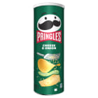 Chipsy ser&cebula – Pringles. Bardzo chrupka przegryzka o najpopularniejszym smaku.