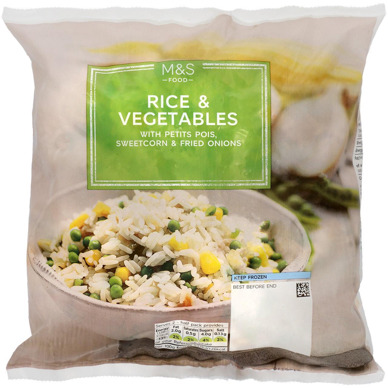 MARKS & SPENCER Mieszanka gotowanego ryżu długoziarnistego zielonego groszku kukurydzy i smażonej cebuli.