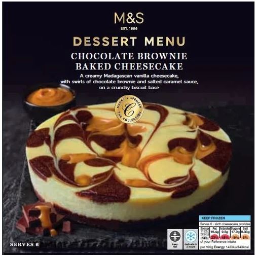 MARKS & SPENCER Sernik waniliowy z czekoladowym brownie i sosem z solonego karmelu (mrożony).