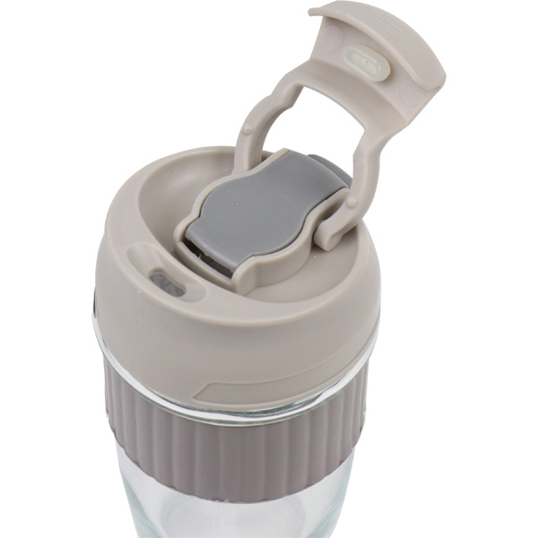 Glaswasserflasche mit Strohhalm