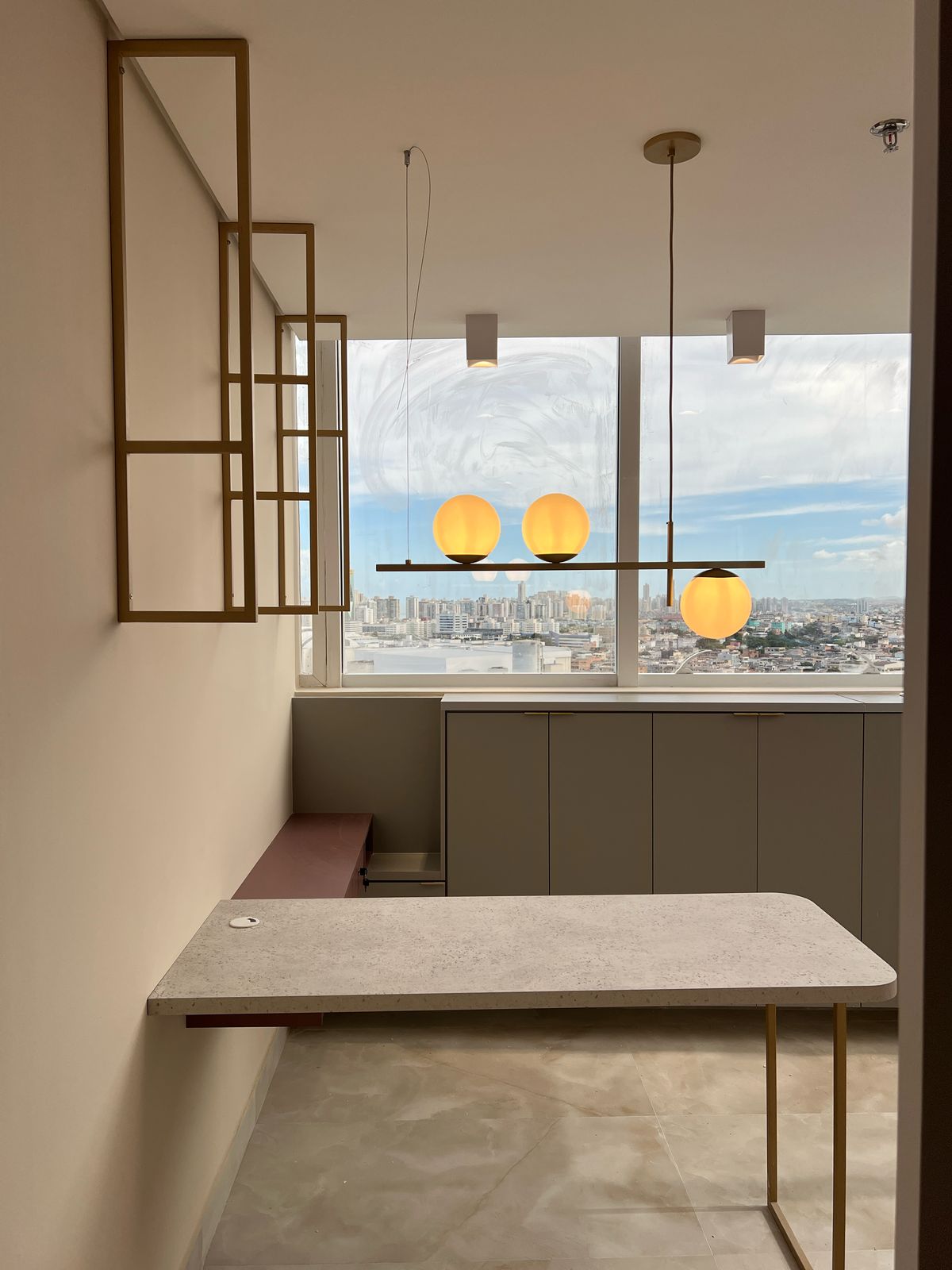 Espaço comercial com detalhes arquitetônicos