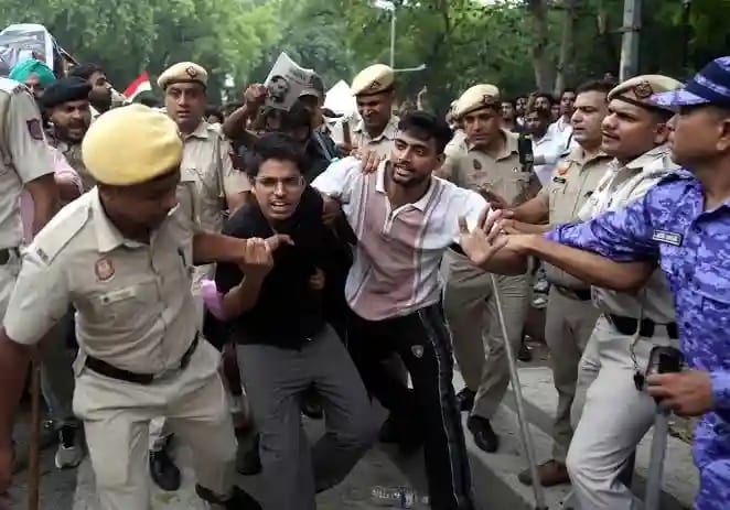 एक्सप्लेनर: लाठीचार्ज पर क्या कहता है कानून CJP प्रदर्शन के बाद दिल्ली हाईकोर्ट के नोटिस से उठे बड़े सवाल