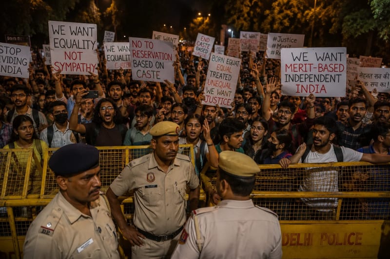 जंतर-मंतर पर आरक्षण व्यवस्था के खिलाफ बड़ा आंदोलन: प्रदर्शनकारियों और पुलिस में टकराव; आय आधारित आरक्षण की 5 बड़ी मांगें