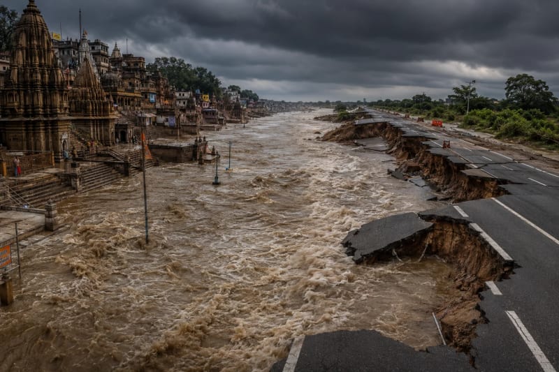 UP Flood & Monsoon Alert: यूपी के 19 जिलों में बाढ़ का तांडव; वाराणसी के 84 घाट डूबे, प्रयागराज में सड़कों पर अंतिम संस्कार, MP में ₹104 करोड़ की सड़क बही