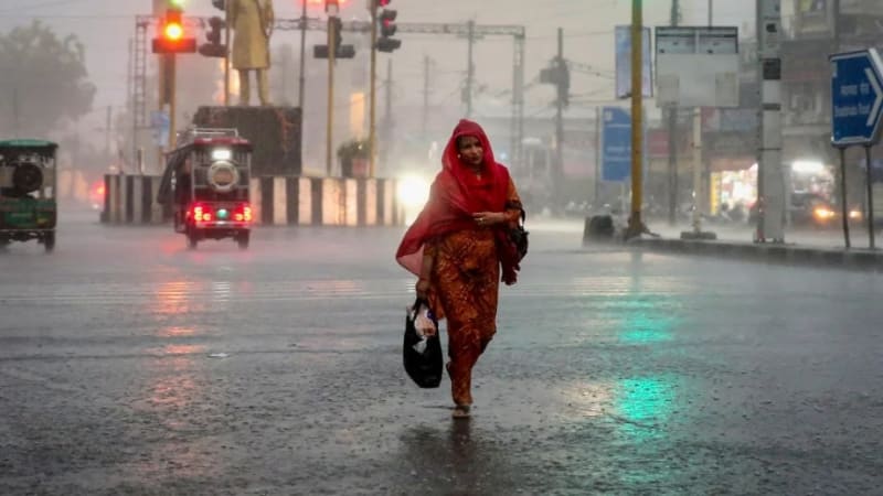 Monsoon Havoc 2026: उत्तराखंड में भारी बारिश से 12 मौतें, बिहार में गंगा उफनाई; यूपी में गंगा एक्सप्रेसवे फिर धंसा, चित्रकूट में डूबीं 400 दुकानें