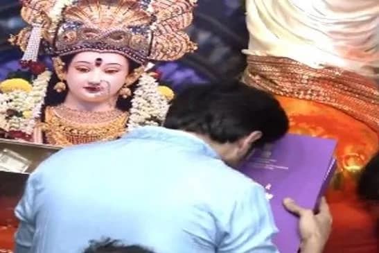 नेशनल अवॉर्ड जीतते ही लालबागचा राजा के दरबार पहुंचे कार्तिक आर्यन, बप्पा के चरणों में समर्पित किया अपना सम्मान