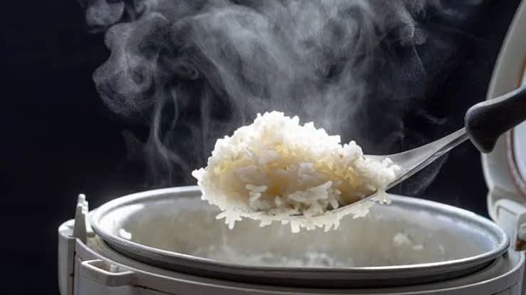Rice Cooking Tips: तले में नहीं जलेंगे चावल, अपनाएं 5 आसान तरीके