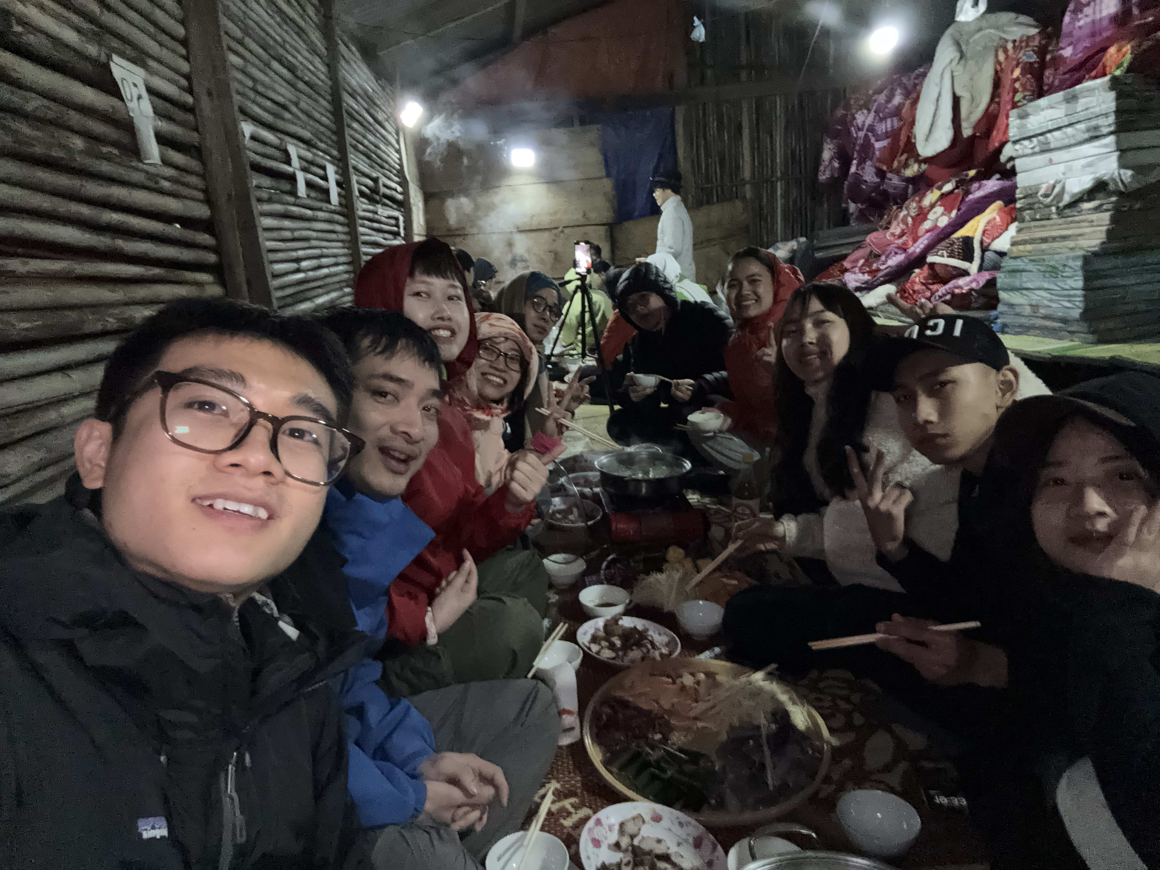 Bữa tối trên lán Lùng Cúng - Khoảnh khắc ấm áp nhất hành trình