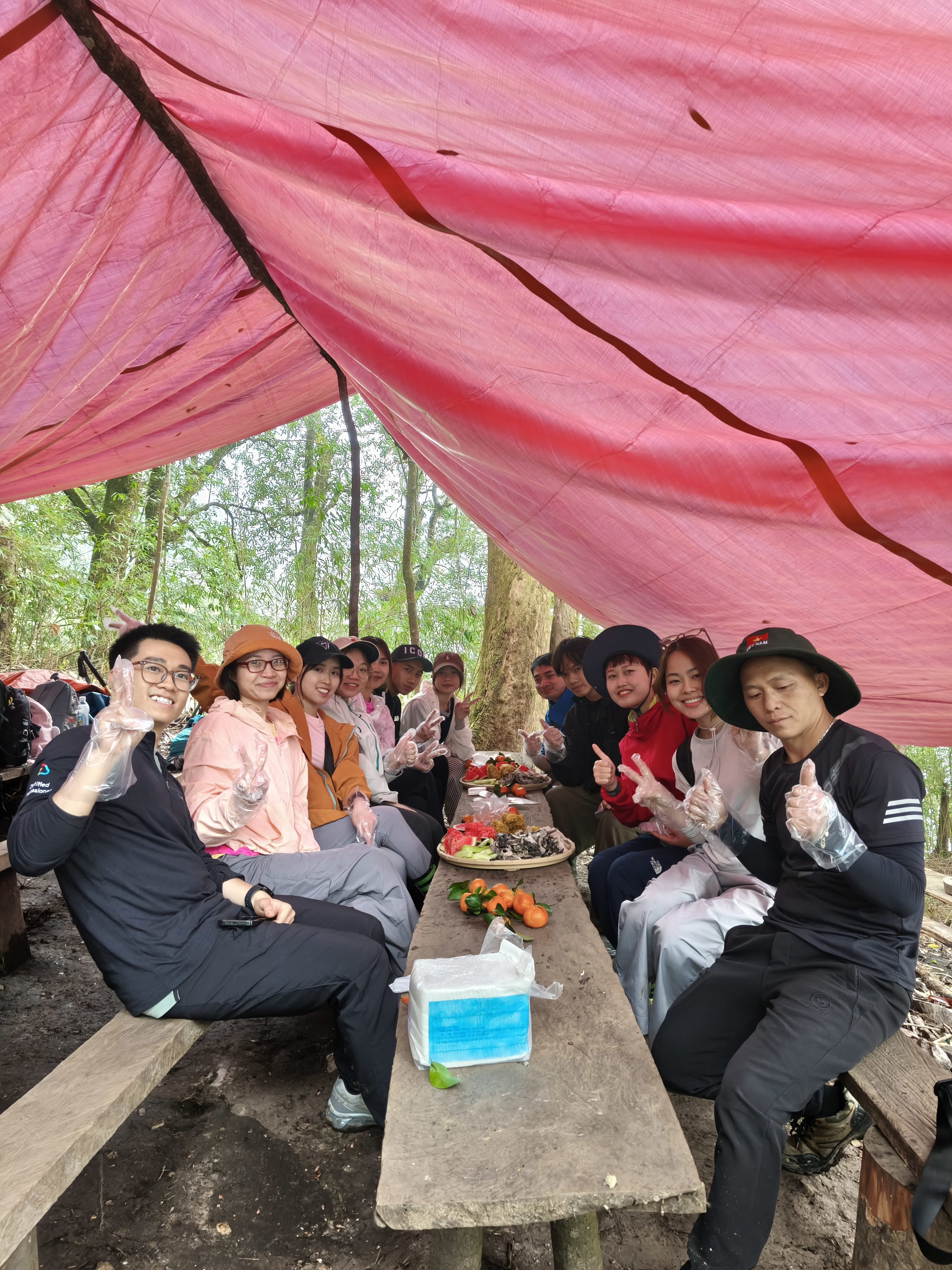 Cắm trại qua đêm trên núi