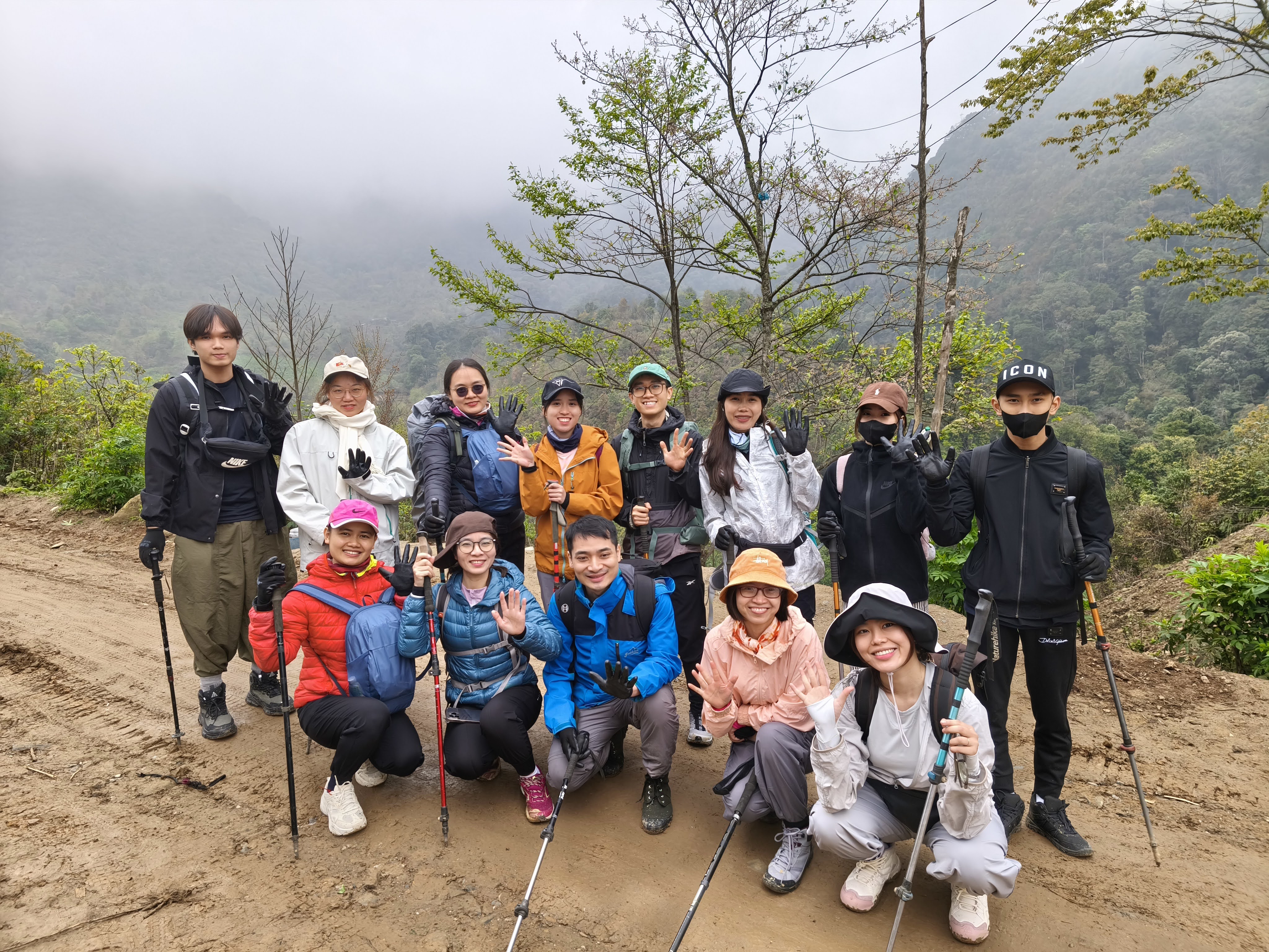 Đoàn khởi hành trekking Lùng Cúng