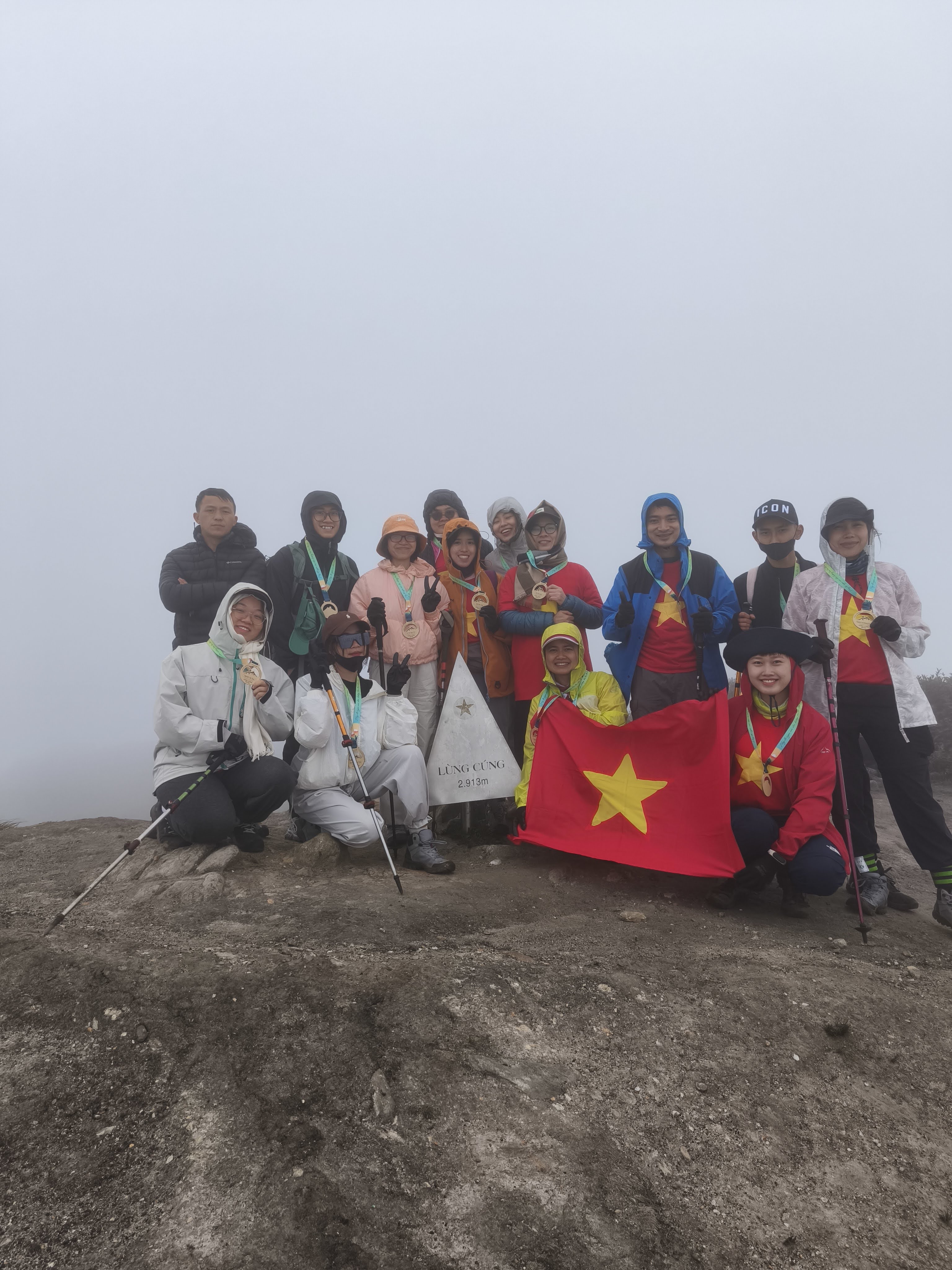 Đỉnh Lùng Cúng 2.913m với biển mây bồng bềnh