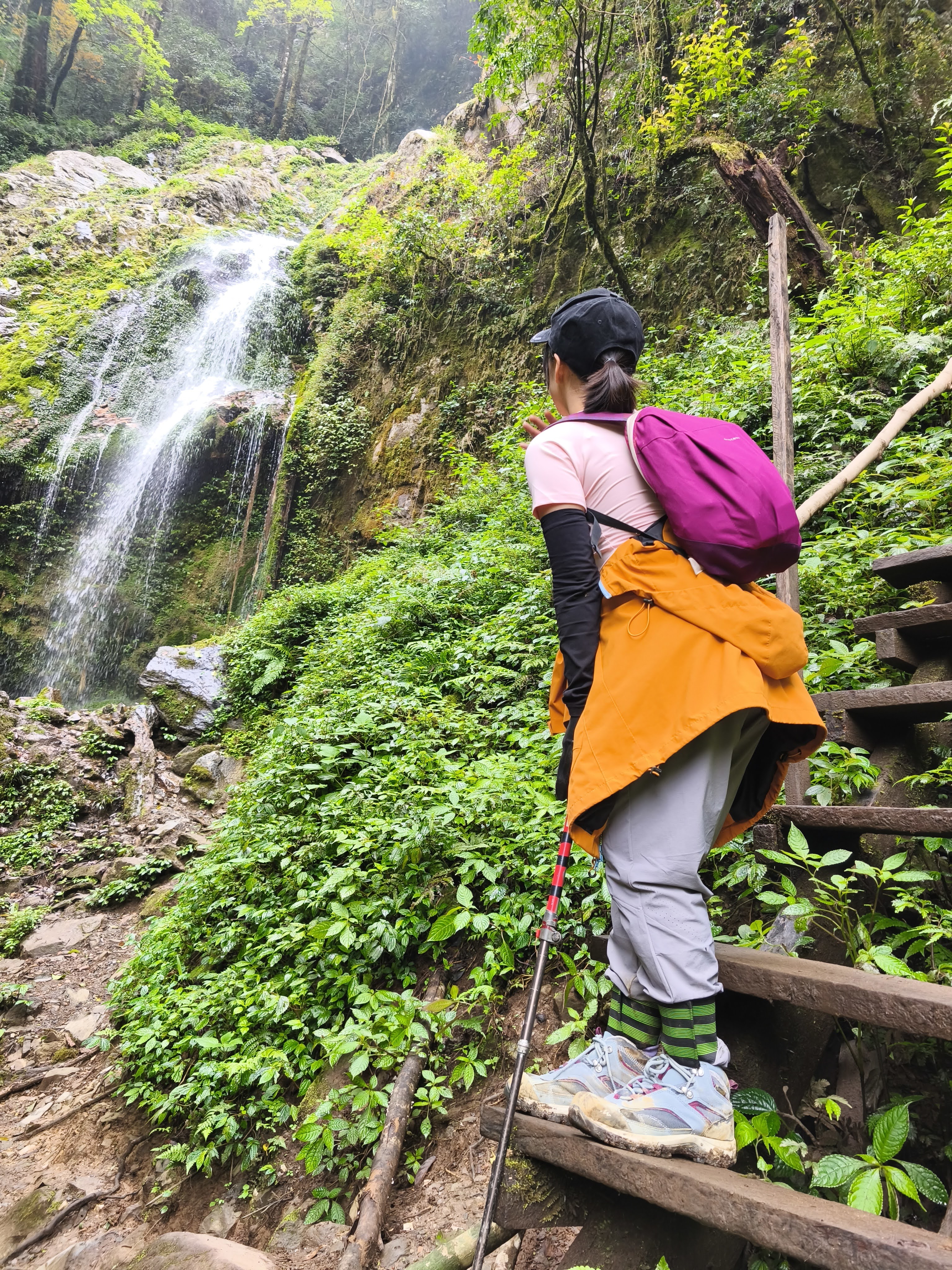 Vượt suối trên hành trình Lùng Cúng