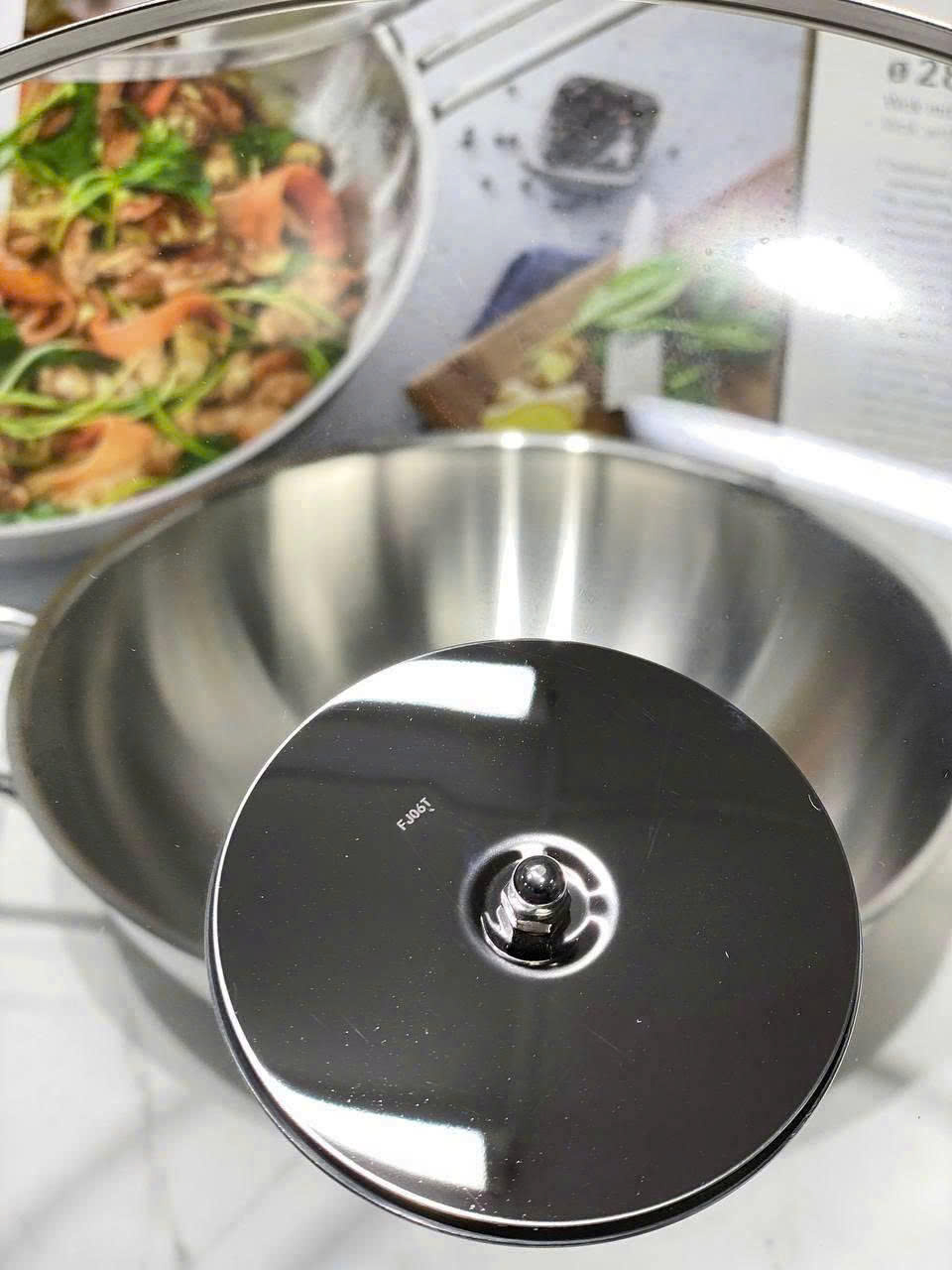 Chảo sâu lòng WMF Wok Party 28 cm - góc nhìn 4
