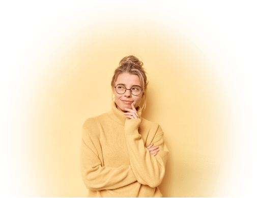 Femme heureuse de nous contacter