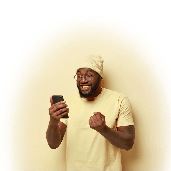 Un homme commande un diagnostic immobilier sur son téléphone