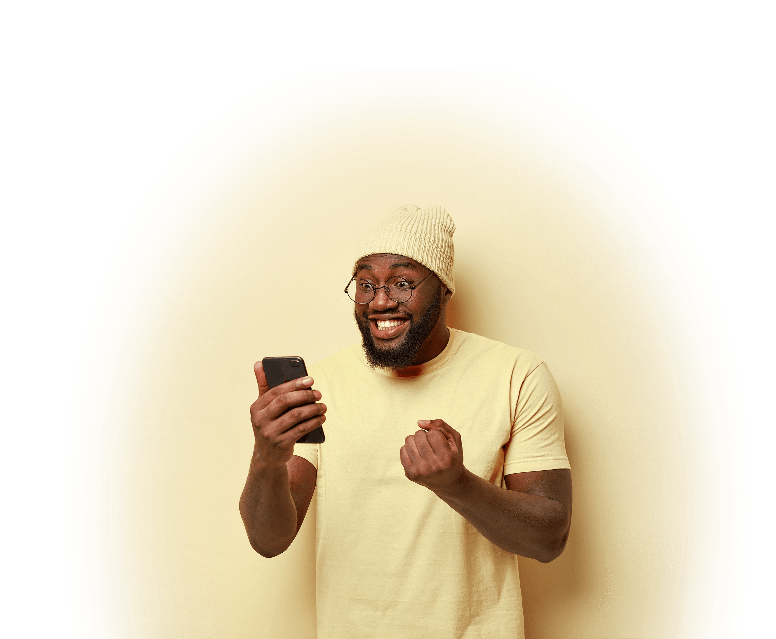 Un homme commande un diagnostic immobilier sur son téléphone