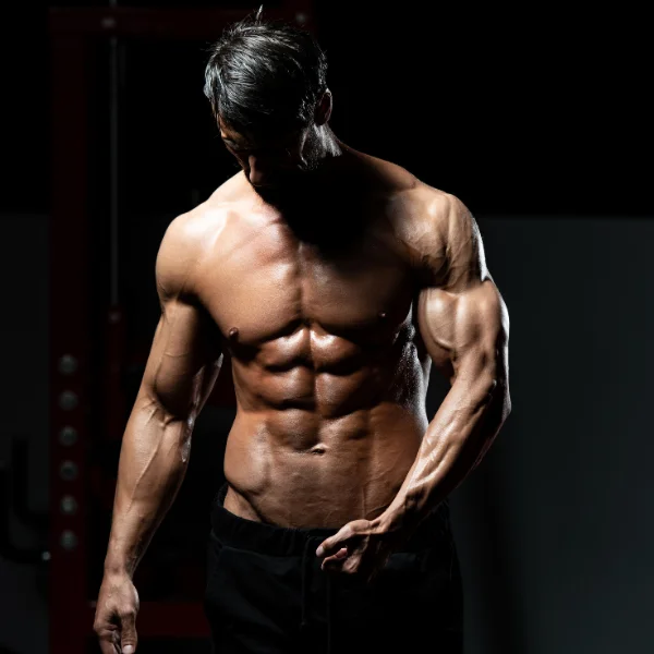 Hombre entrenando con enfoque