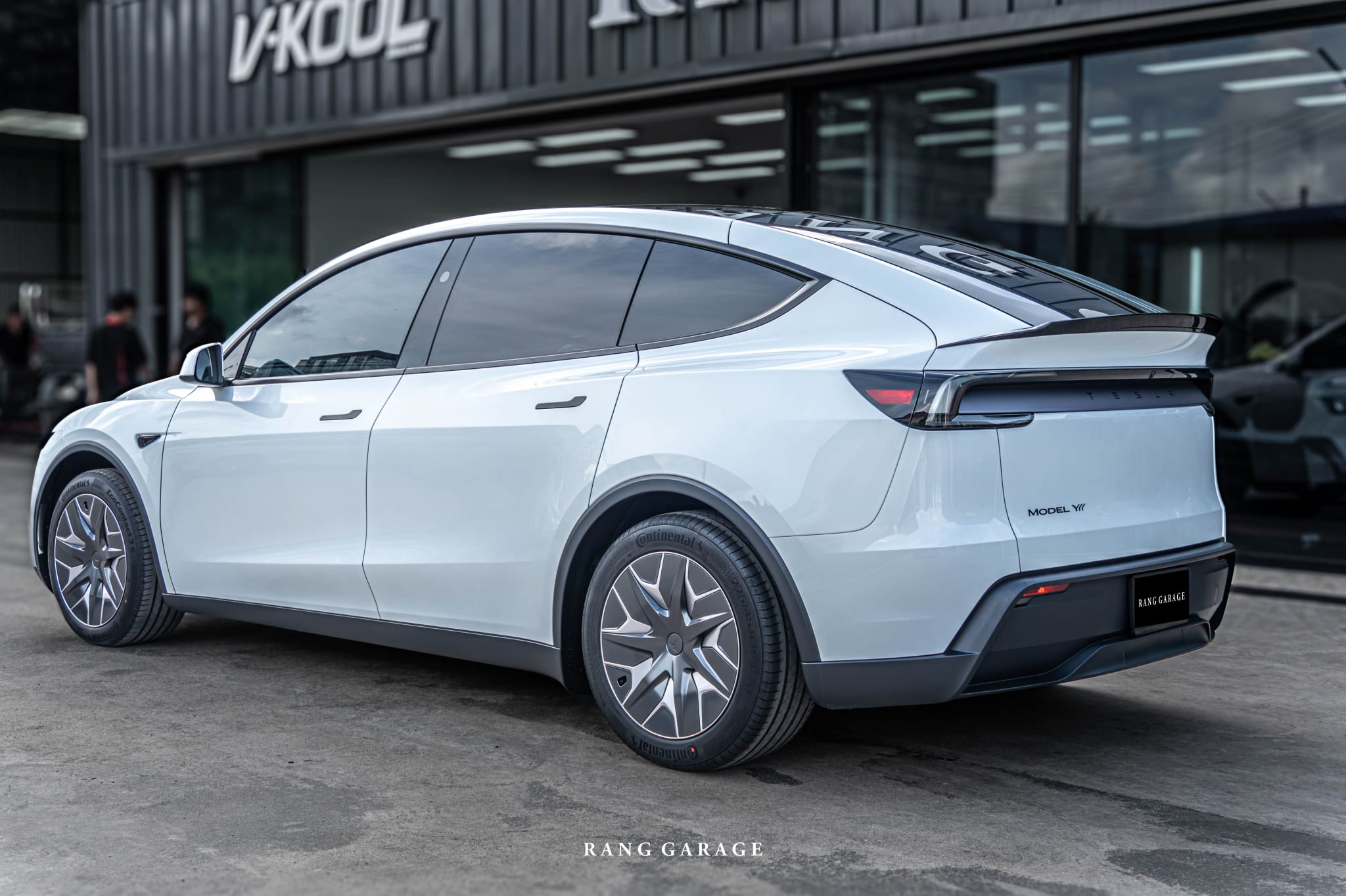 TESLA MODEL YL