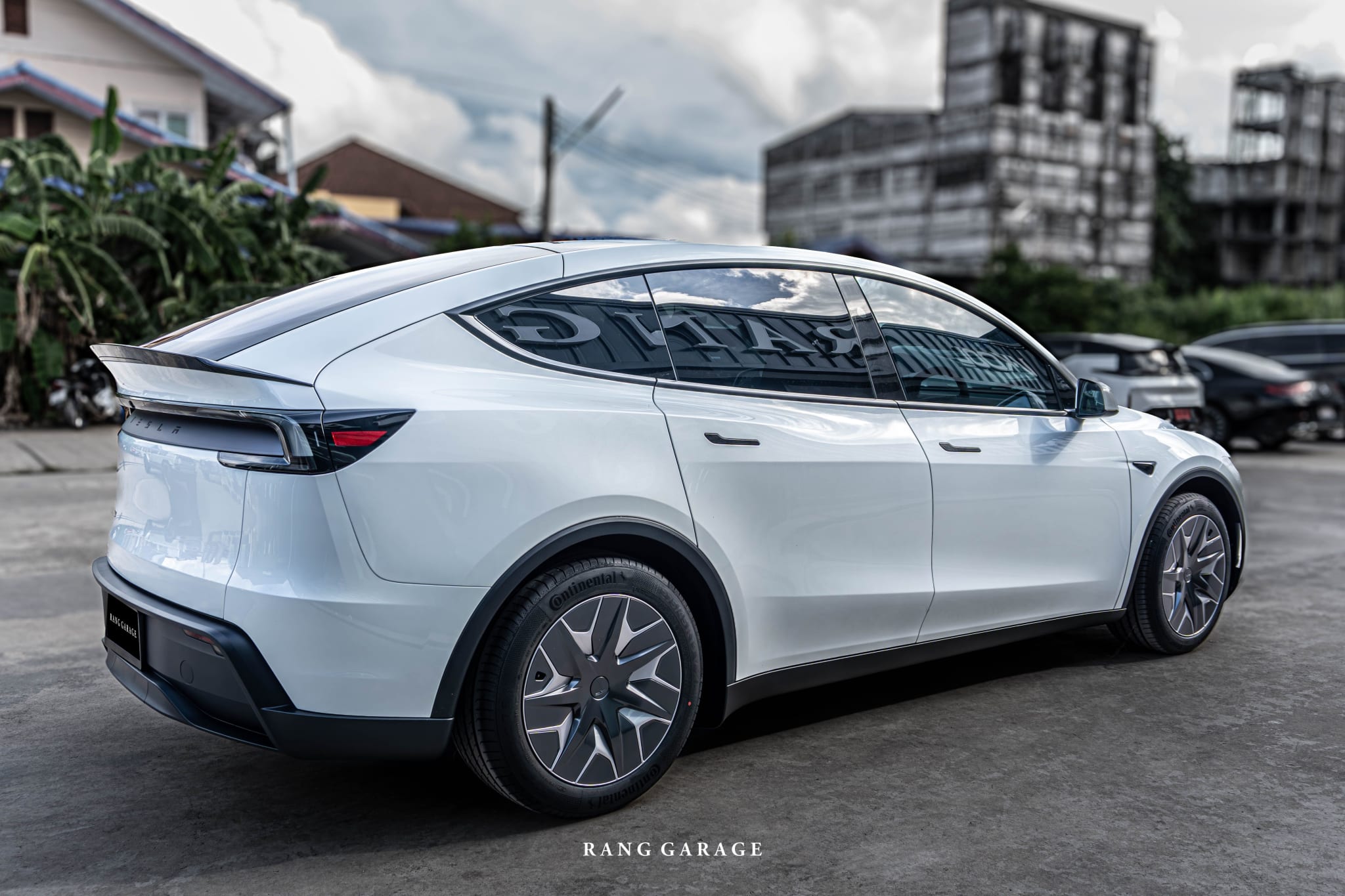 TESLA MODEL YL