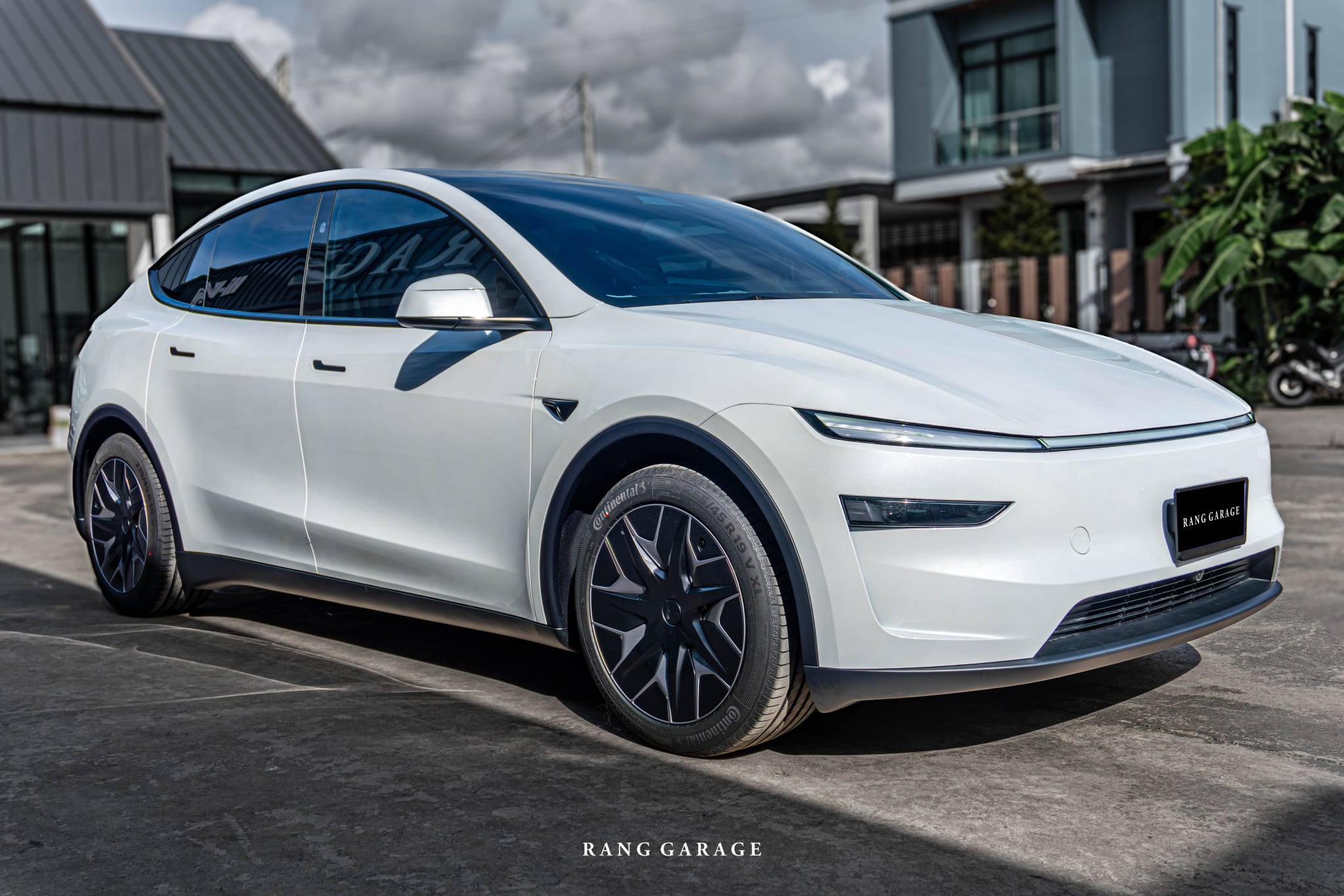 TESLA MODEL YL