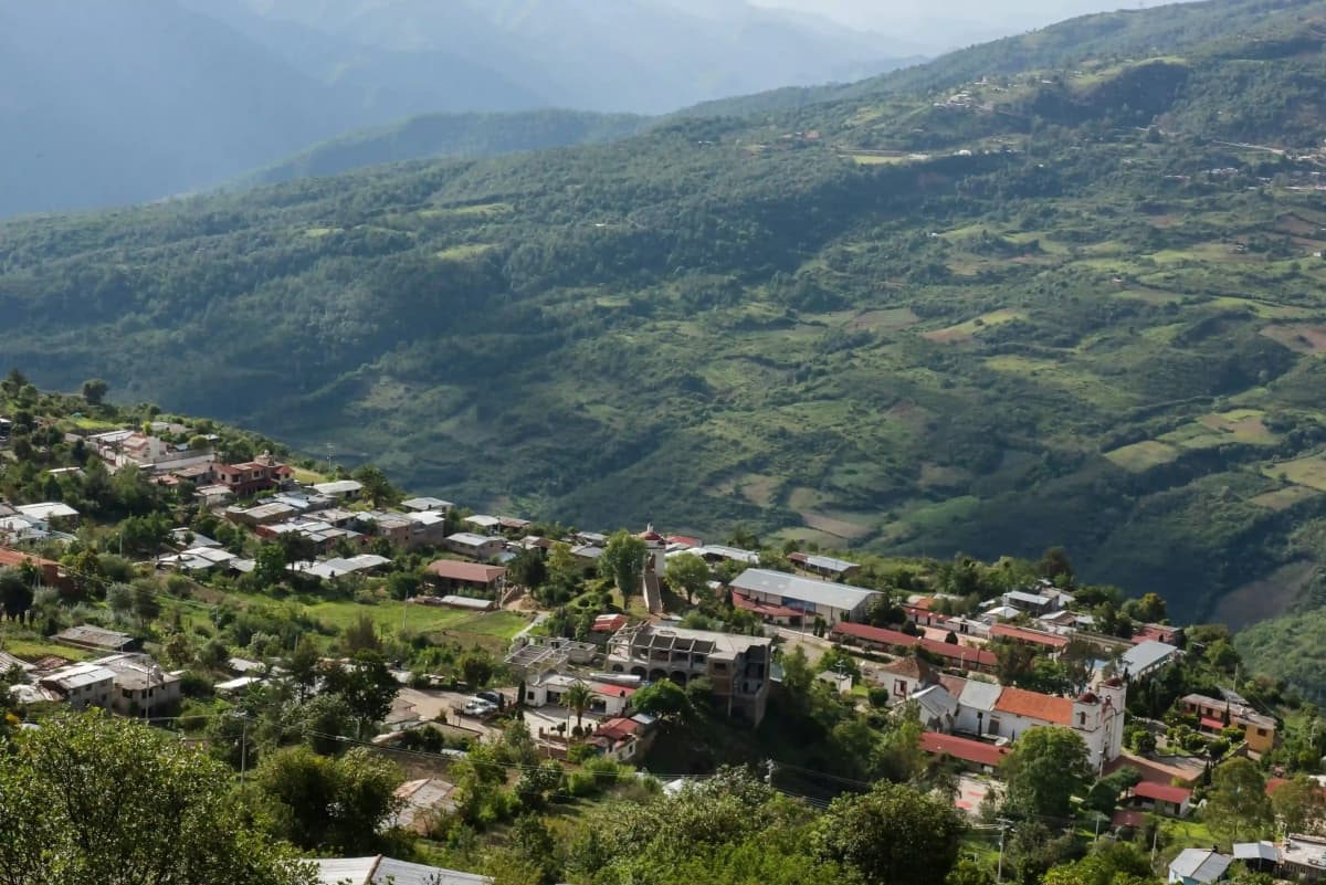 Comunidad rural en Oaxaca beneficiada con instalación de paneles solares por Solares BYM