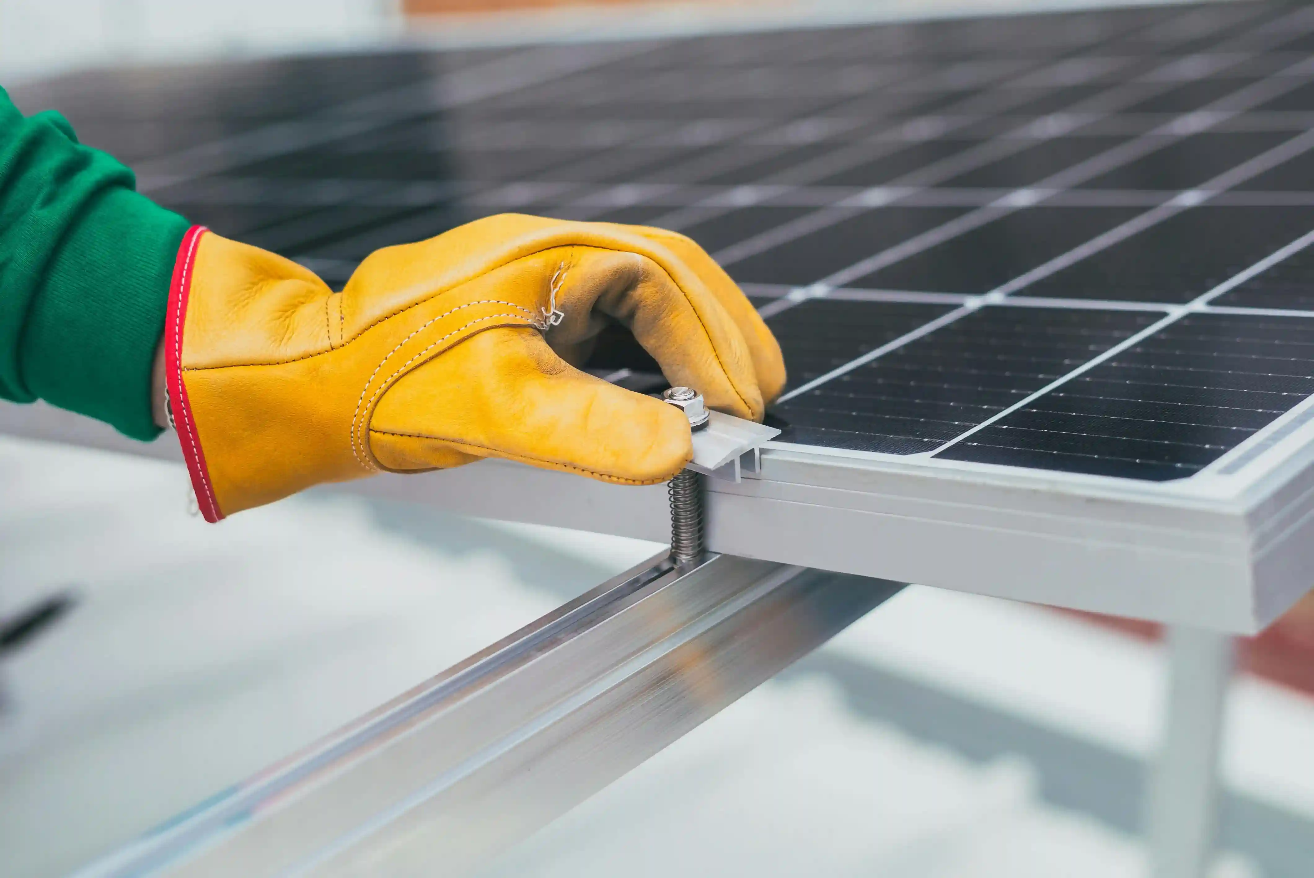 ¿Qué dispositivos lleva una instalación de paneles solares?