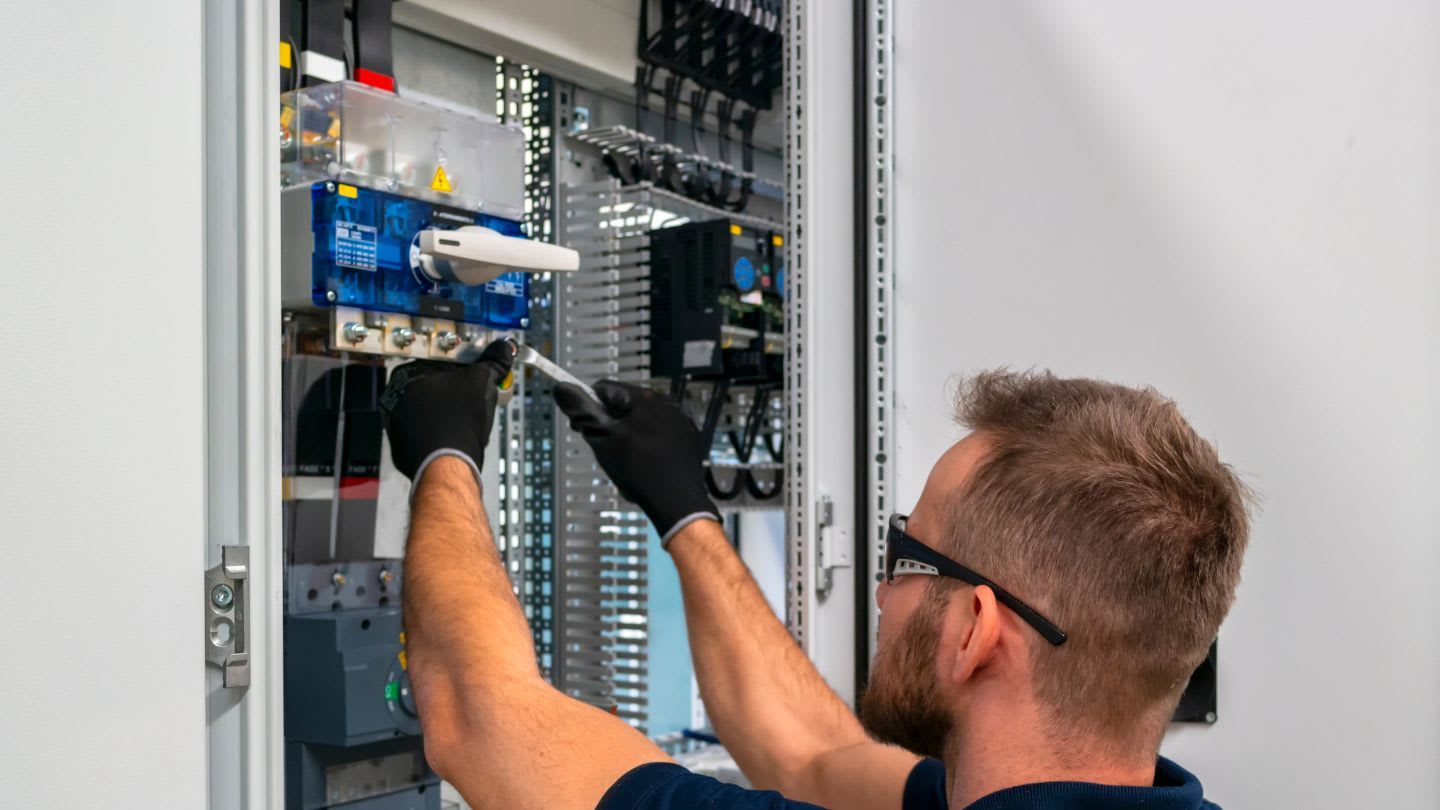 Commercial electrician carrying out emergency electrical work in Bristol