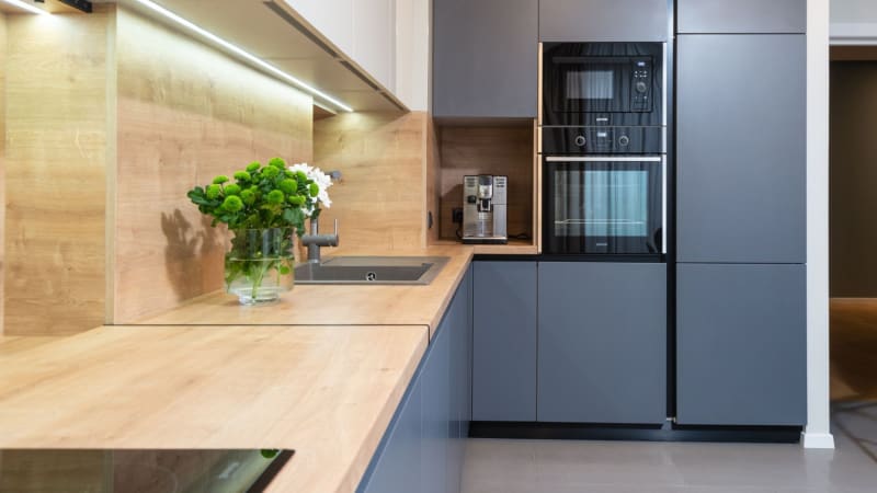 Oven and integrated kitchen appliances installed in a Bath kitchen