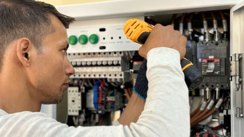 Electrician diagnosing a faulty distribution board during an emergency call out in Bristol