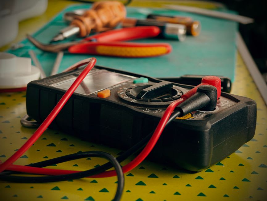 Emergency electrician diagnosing an electrical fault safely