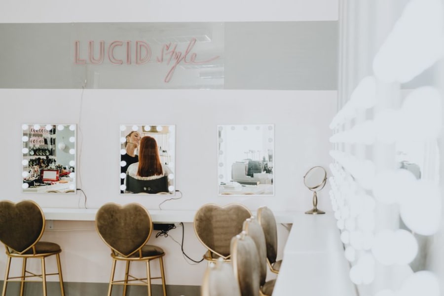 Salon mirror lighting with accurate colour rendering for hair and skin