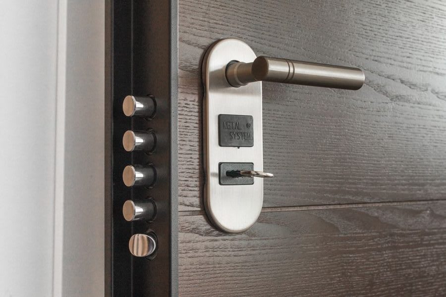 Multi-point locking mechanism on a front door
