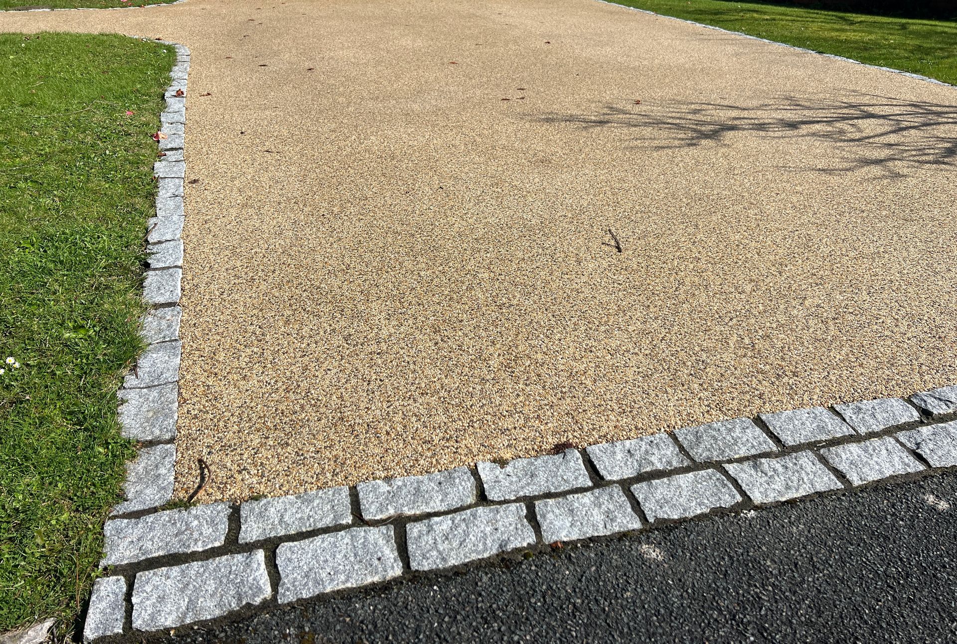 Year-Round Appeal: From Summer Garden Path Ideas to Winter-Proof Garden Pathways