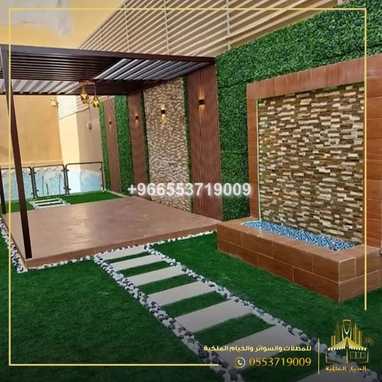 حدائق منزليّة خضراء مع برجولة مودرن وتنسيق أنيق.