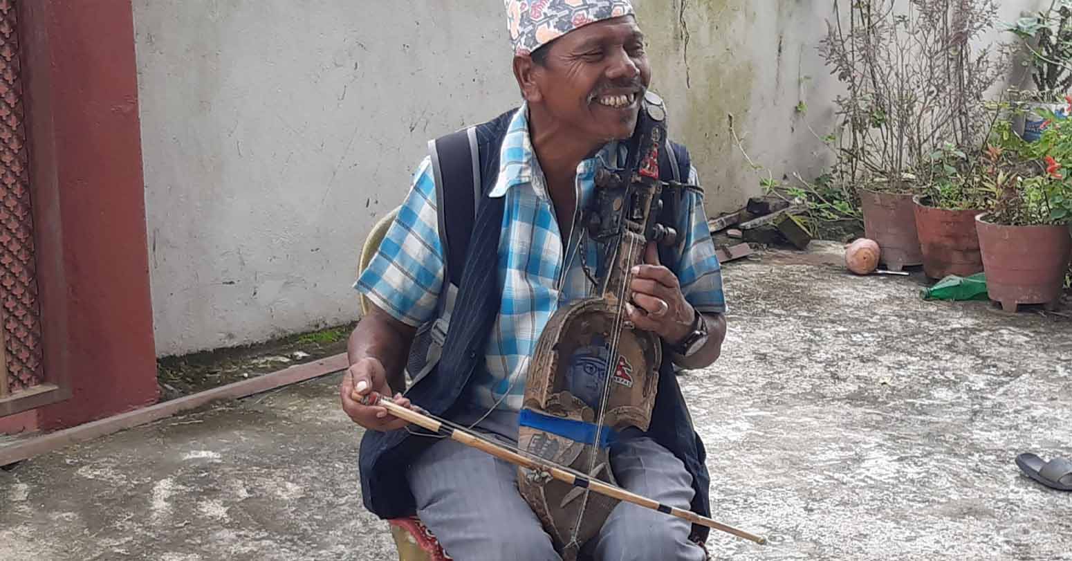 Gaine musician on a mountain trail