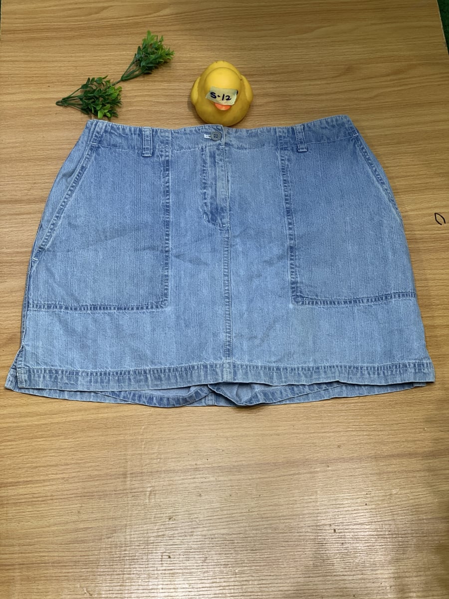 Women's Light Wash Denim Skirt with Front Pockets