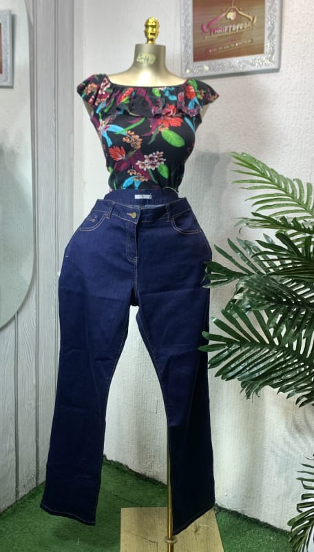 Chic Floral Off-Shoulder Top & Dark Blue Jeans Outfit